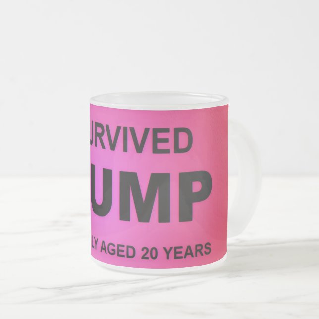 Caneca De Café Vidro Jateado Eu Sobrevivi a tRUMP (Frente Esquerda)