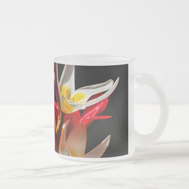 Caneca De Café Vidro Jateado Flores de tulipa contra fundo preto (Direita)