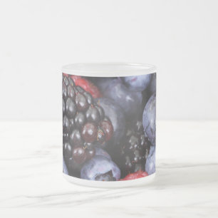 Caneca De Café Vidro Jateado Foto de perto de frutas vermelhas misturadas de ve