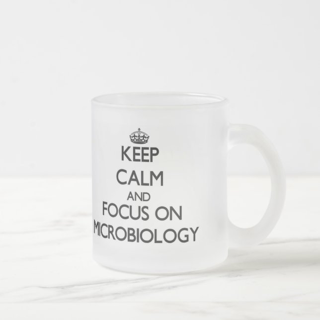 Caneca De Café Vidro Jateado Mantenha a calma e o foco na microbiologia (Direita)