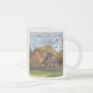 Caneca De Café Vidro Jateado outono dourado, casa de madeira nas montanhas