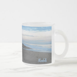 Caneca De Café Vidro Jateado Praia em Mundesley, Norfolk por Alexandra Cook