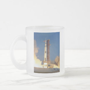 Caneca De Café Vidro Jateado Terra treme quando Saturno V ilumina o céu em dire
