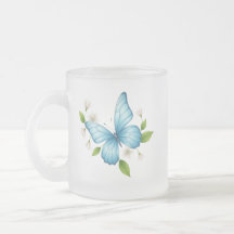 Uma caneca de vidro fosco com borboleta azul