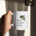 Caneca De Café Vintage Black Rosa Trust in Your Magic (Vintage Bl<br><div class="desc">Caneca gótica e vintage com ilustração de rosa preto com um texto que diz "confiança em sua magia."</div>