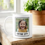 Caneca De Café Vintage Milestone Aniversário Foto Keepsasak<br><div class="desc">Celebre os momentos especiais da vida com a nossa Vintage Milestone Foto de Aniversário, Keepsasaame Coffee Mug! Esta charmosa caneca apresenta um clássico design, personalizado com uma foto memorável e data de marco. Produzido com cerâmica de alta qualidade, ele garante durabilidade e uma pegada confortável para suas bebidas quentes favoritas....</div>
