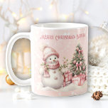 Caneca De Café Vintage Pink Christmas Snowman Nome Personalizado<br><div class="desc">Uma caneca bonita com um bonitinho boneco de neve com chapéu cor-de-rosa e árvore de Natal sobre fundo de neve rosa e seu próprio texto - Kate Eden Art</div>