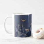 Caneca De Café Vintage Science Ficet, Crescent Moon Snow Planet<br><div class="desc">Ilustração vintage: planetas futuristas de ficção científica e imagem espacial. Um 50 de quadrinhos retrô sci fi com um planeta estrangeiro coberto de gelo e neve à noite com uma lua crescente sobre as montanhas no inverno.</div>