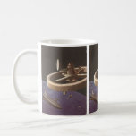 Caneca De Café Vintage Science Fiction, Space Station with Planet<br><div class="desc">Ilustração vinda do espaço exterior futurista e planetas Science Fiction imagem apresentando uma estação espacial orbitando um planeta com foguetes voando ao redor no espaço sideral. Um 50 de quadrinhos retrô clássico e design de ficção científica de transporte.</div>