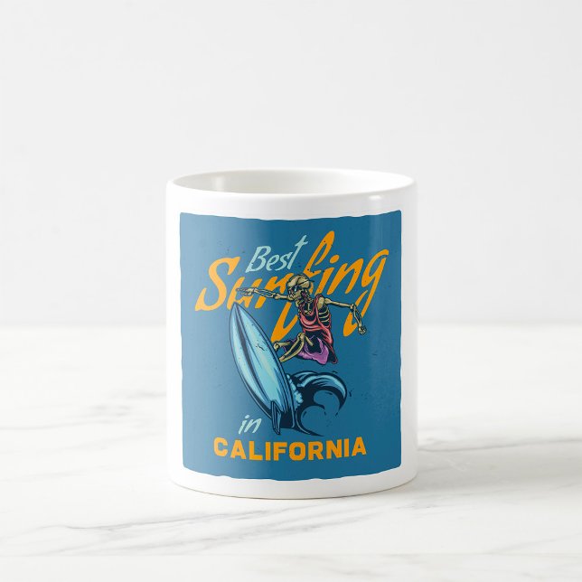 Caneca De Café Vintage Skeleton surfing California Beach (Criador carregado)
