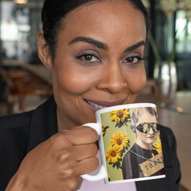 Caneca De Café Vintage Woman Trailblazer Daisies Kitsch (Criador carregado)
