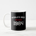 Caneca De Café Vintage World's Best from 1964 60th Birthday<br><div class="desc">Libere o fator legal com a melhor do nosso mundo desde 1964, 60ª Coffee Mug! Comemore seis décadas épicas em estilo com esta joia retrorinspirada. Criada pelo sabor discerniente, esta caneca não só segura seu pinto favorito como também captura a essência de uma era de eterno. Embarque as vibrações de...</div>