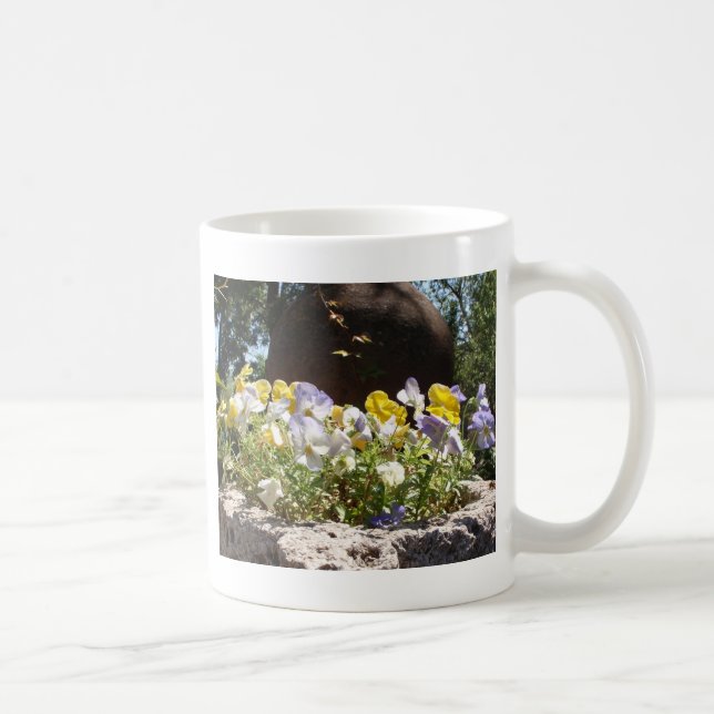 Caneca De Café Violeta numa Trough de Pedra. (Direita)