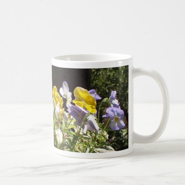 Caneca De Café Violeta numa Trough de Pedra. (Direita)