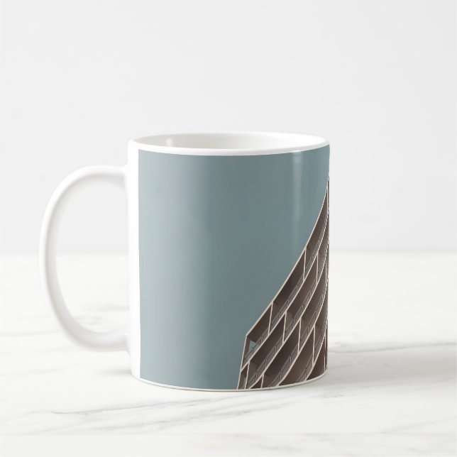 CANECA DE CAFÉ VISÃO INFERIOR DO EDIFÍCIO DE ALTO AUMENTO (Esquerda)