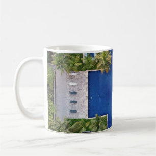 Caneca De Café Vista aérea de piscinas rodeadas por palmeiras