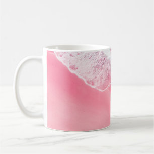 Caneca De Café Vista aérea de uma praia cor-de-rosa de areia em 