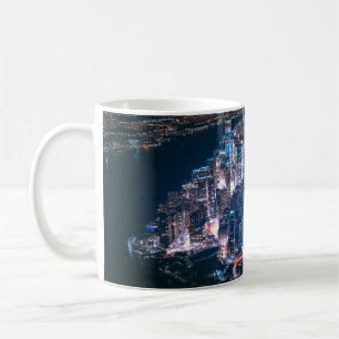 CANECA DE CAFÉ VISTA AERIAL DOS EDIFÍCIOS CIDADÃOS DURANTE A NO