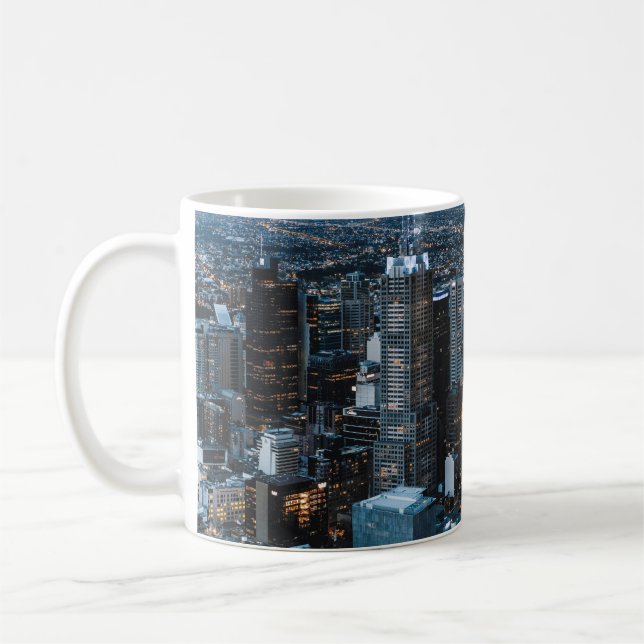 CANECA DE CAFÉ VISTA AERIAL DOS EDIFÍCIOS CIDADÃOS DURANTE A NOIT (Esquerda)