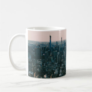 CANECA DE CAFÉ VISTA AERIAL DOS EDIFÍCIOS CIDADÃOS DURANTE O DI