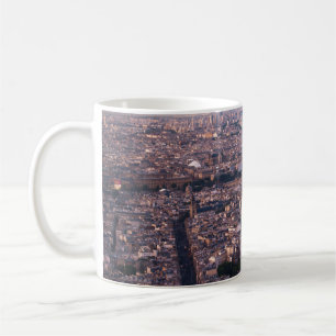 CANECA DE CAFÉ VISTA AERIAL DOS EDIFÍCIOS CIDADÃOS DURANTE O DI