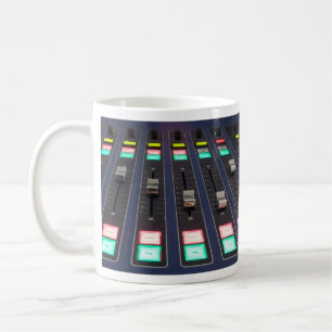 Caneca De Café Vista aproximada do painel Mixer de Som do Studio