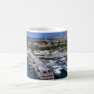 Caneca De Café Vista de drones do porto de Paphos com farol