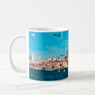 Caneca De Café Vista de Istambul com gaivotas em um dia quente en