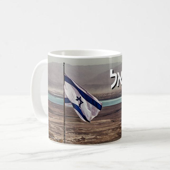 Caneca De Café Vista de Masada com Bandeira e Título em Hebraico (Frente Esquerda)