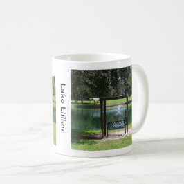 Caneca De Café Vista de um lago pequeno da cidade