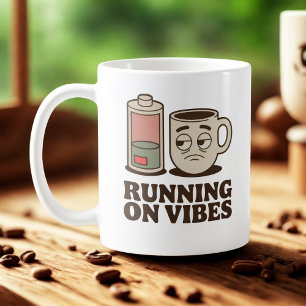 Caneca De Café Vivendo de Vibes Humor Existencial com Cafeína