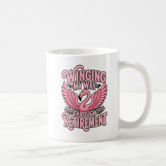 Caneca De Café Vivendo Minha Retirada Com Humor de Flamingo