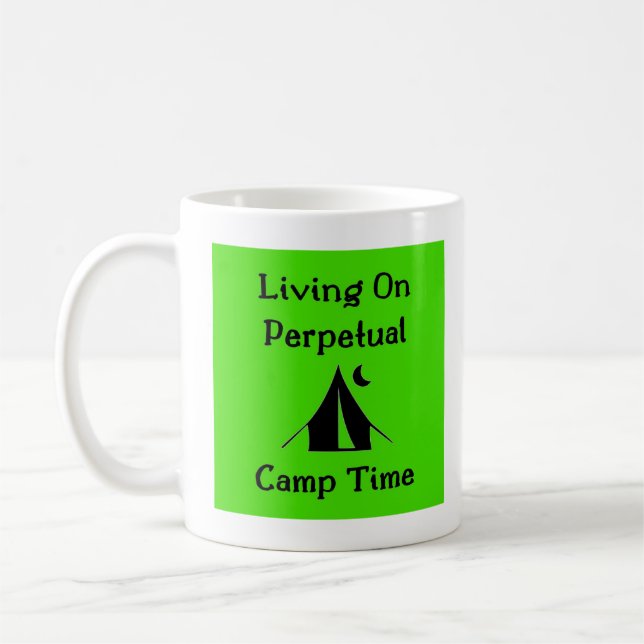 Caneca De Café Vivendo No Tempo Perpétuo Do Acampamento (Esquerda)