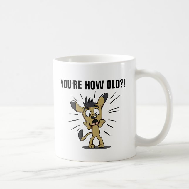 Caneca De Café VOCÊ É QUANTO VELHO?! Cachorro Engraçado Cachorro  (Direita)