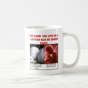 CANECA DE CAFÉ VOCÊ SABE QUE VOCÊ MORA EM UM PAÍS CORRIDO POR IDI