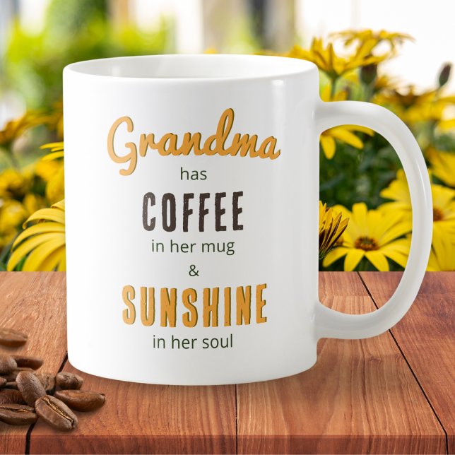 Caneca De Café Vovó Café Sunshine Soul Floral Buquê Bonito (Am mug with caption "Grandma has coffee in her mug and sunshine in her soul" and flowers on the back)