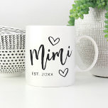 Caneca De Café Vovó criada no ano mimi<br><div class="desc">Crie um doce nome para a vovó com este simples design que apresenta "Mimi" em letras desenhadas à mão,  acentuadas com corações. Personalize com o ano em que ela se tornou avó por um Dia de as mães fofo ou presente de anúncio de gravidez.</div>