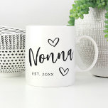 Caneca De Café Vovó Não Estabelecida No Ano<br><div class="desc">Crie um doce nome para a vovó com este simples design que apresenta "Nonna" em letras desenhadas à mão,  acentuadas com corações. Personalize com o ano em que ela se tornou avó por um Dia de as mães fofo ou presente de anúncio de gravidez.</div>