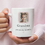 Caneca De Café Vovó personalizada com 1 foto para netos<br><div class="desc">Mostre à vovó o quanto ela é amada com esta caneca fotográfica personalizada, desenhada com uma fotografia doce e a mensagem tenra: "Vovó, tu és a minha favorita." Os tons suaves e um layout moderno fazem dele a perfeita mistura de sentimental e na moda. Excelente de doação de um neto...</div>