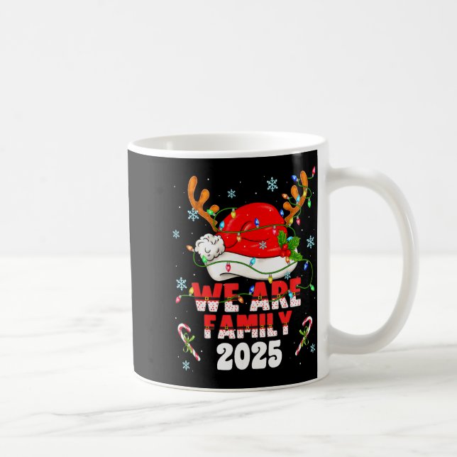Caneca De Café We Are Family 2025 Christmas Tree Santa Pjs Group  (Direita)