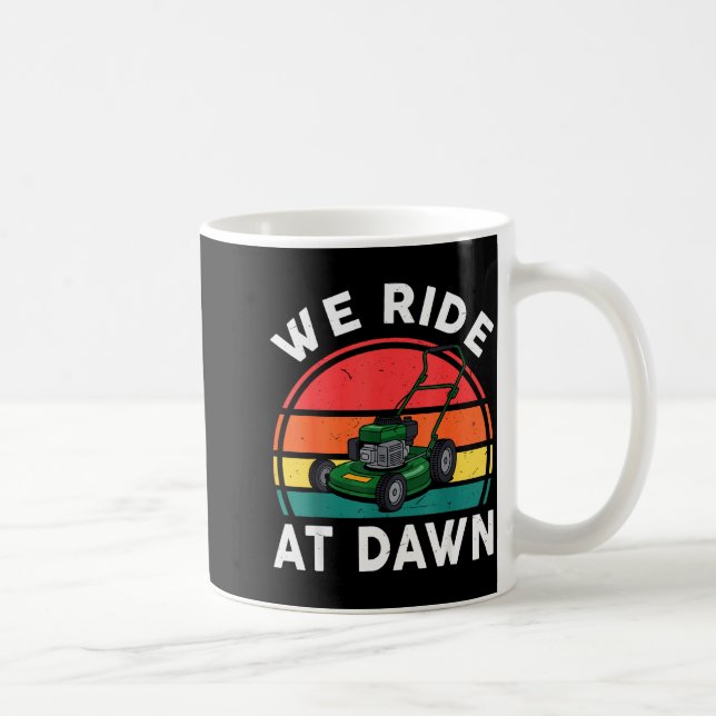 Caneca De Café We Ride At Dawn Push Lawn Mower Toddler Funny Mowi (Direita)