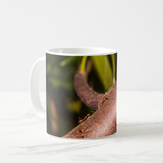 Caneca De Café Weaver Ants em uma Madeira (Frente Esquerda)