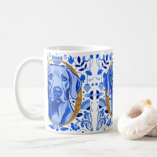 Caneca De Café Weimaraner espiando através da letra "O" em Ouro