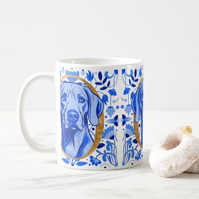 Caneca De Café Weimaraner espiando através da letra "O" em Ouro (Com Donut)