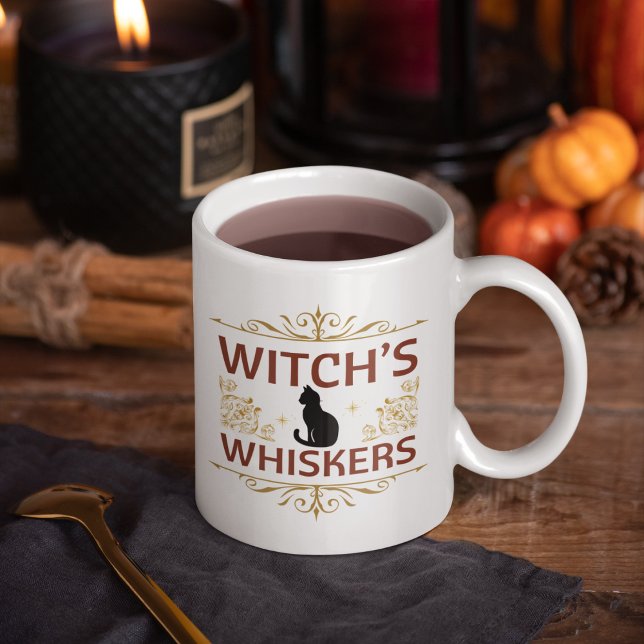 Caneca De Café Whiskers da bruxa (Start your day with a touch of Halloween flair featuring a black cat and golden accents.
)
