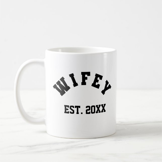 Caneca De Café Wifey College  T-Shirt (Esquerda)