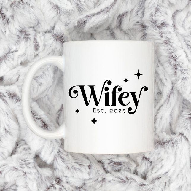 Caneca De Café Wifey no último ano qualquer fonte retrorativa ele (Wifey Est year any color elegant retro font Coffee Mug)