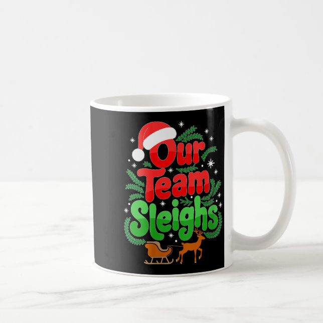 Caneca De Café Womens Our Team Sleighs Christmas Reindeers Santa' (Direita)