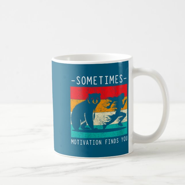 Caneca De Café Womens Sometimes Motivation Finds You Funny Quote  (Direita)