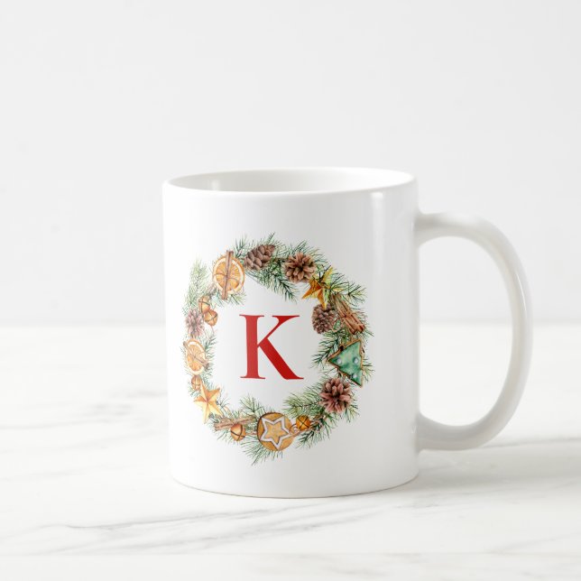 Caneca De Café Wreath de Natal Pinecone e Evergreens Monogramas (Direita)